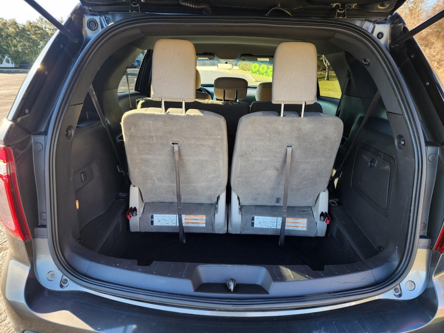 2015 Gray /Gray Ford Explorer XLT (1FM5K7D9XFG) with an 2.0 4CYL. engine, Automatic transmission, located at 1221 Madison St., Shelbyville, TN, 37160, (931) 680-9439, 0.000000, 0.000000 - Photo#3